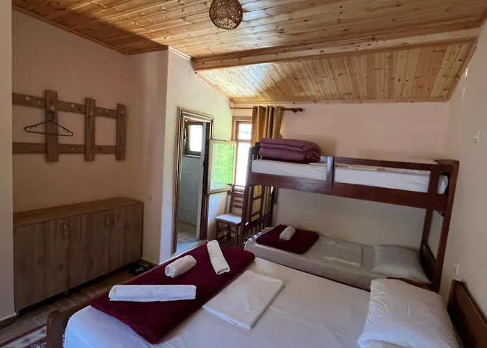 Shtepiza Pensión 3*